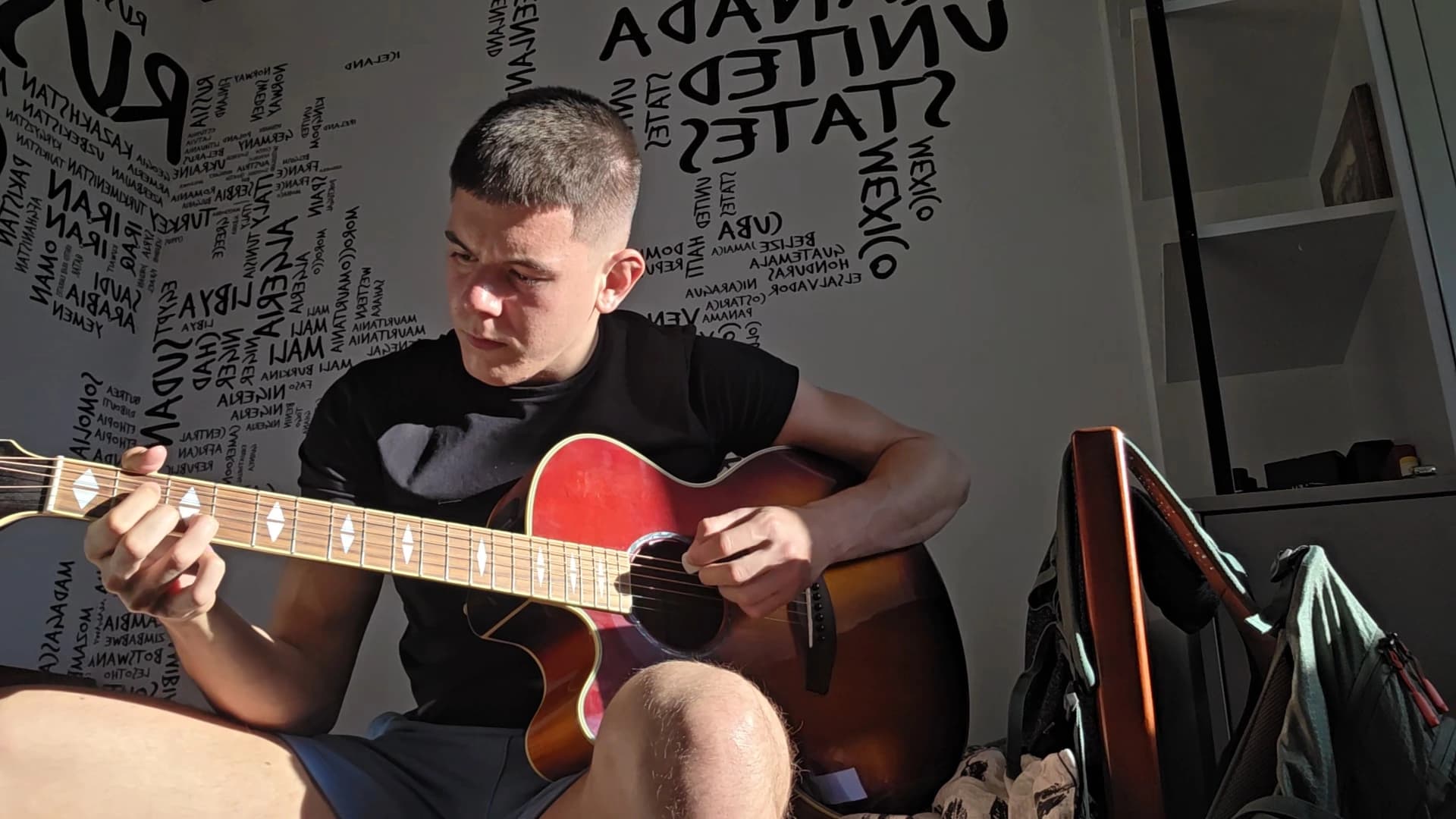 Luka svira akustičnu gitaru
