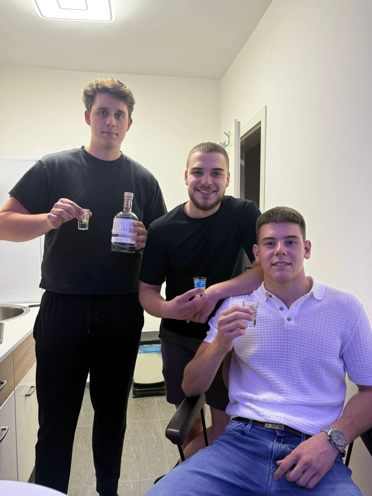 Luka, Filip i Mihajlo nazdravljaju