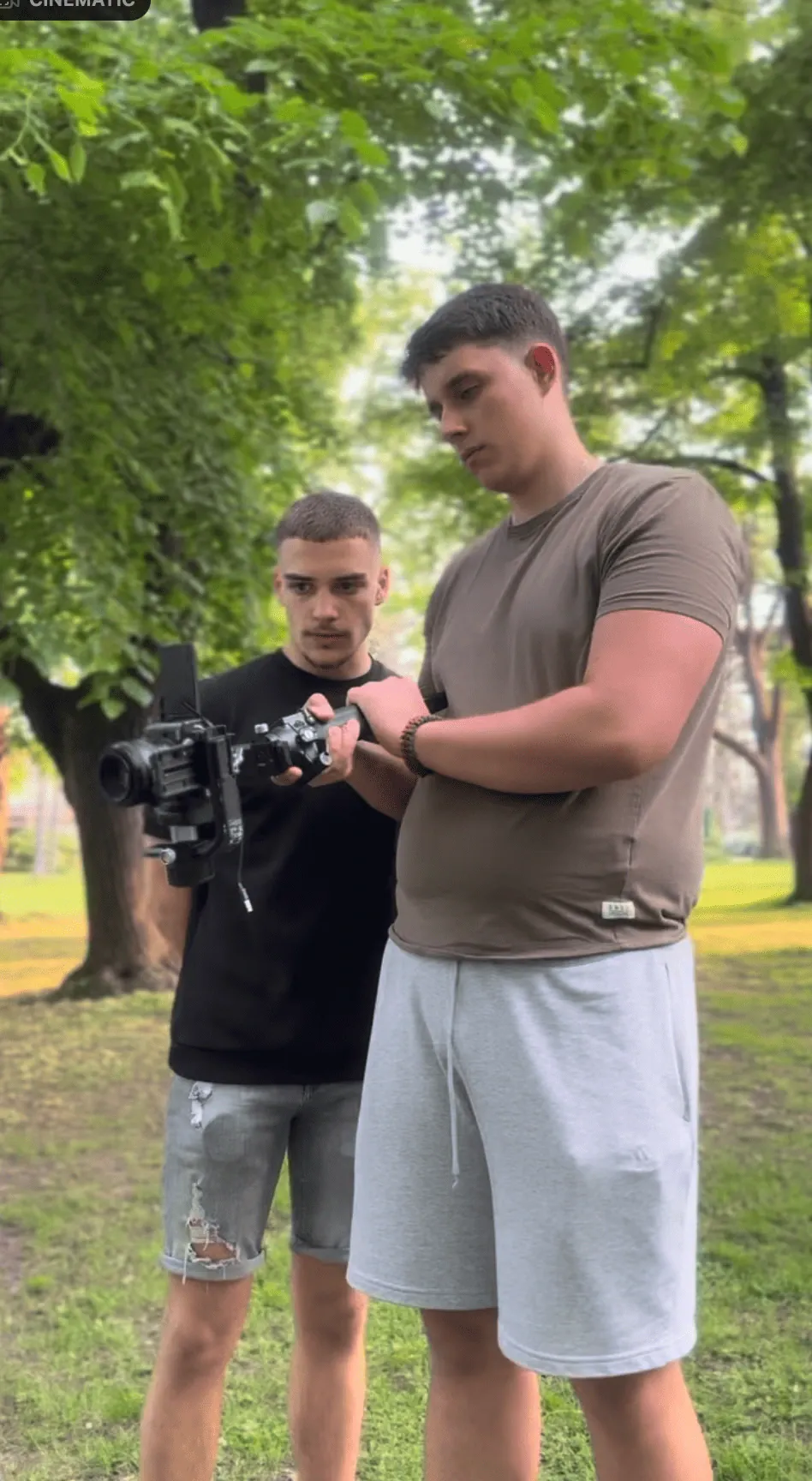 Podešavanje kamere na gimbalu pre snimanja u parku