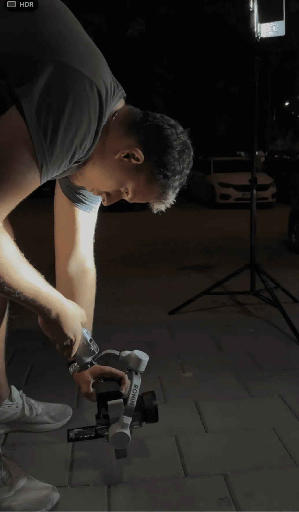 Mihajlo snima nisko sa DJI Ronin gimbalom pod reflektorom