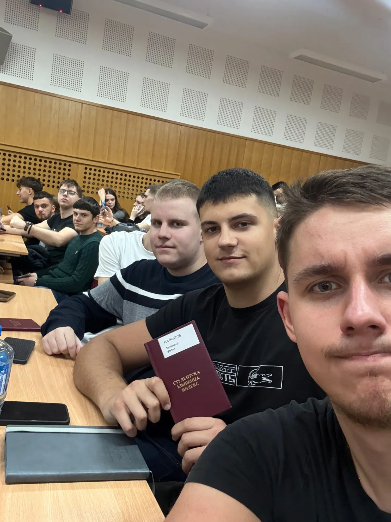 Selfi sa kolegama u amfiteatru Fakulteta tehničkih nauka