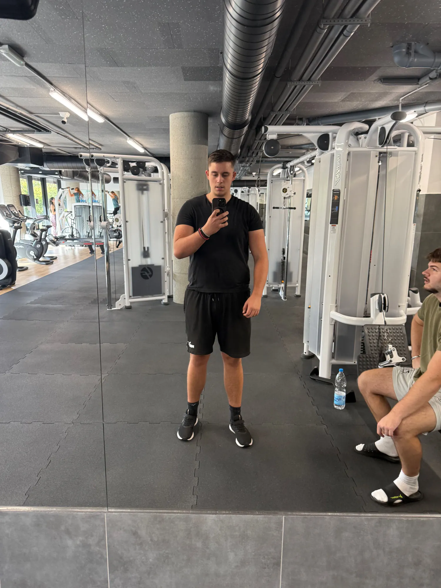 Mihajlo u teretani, selfi u ogledalu